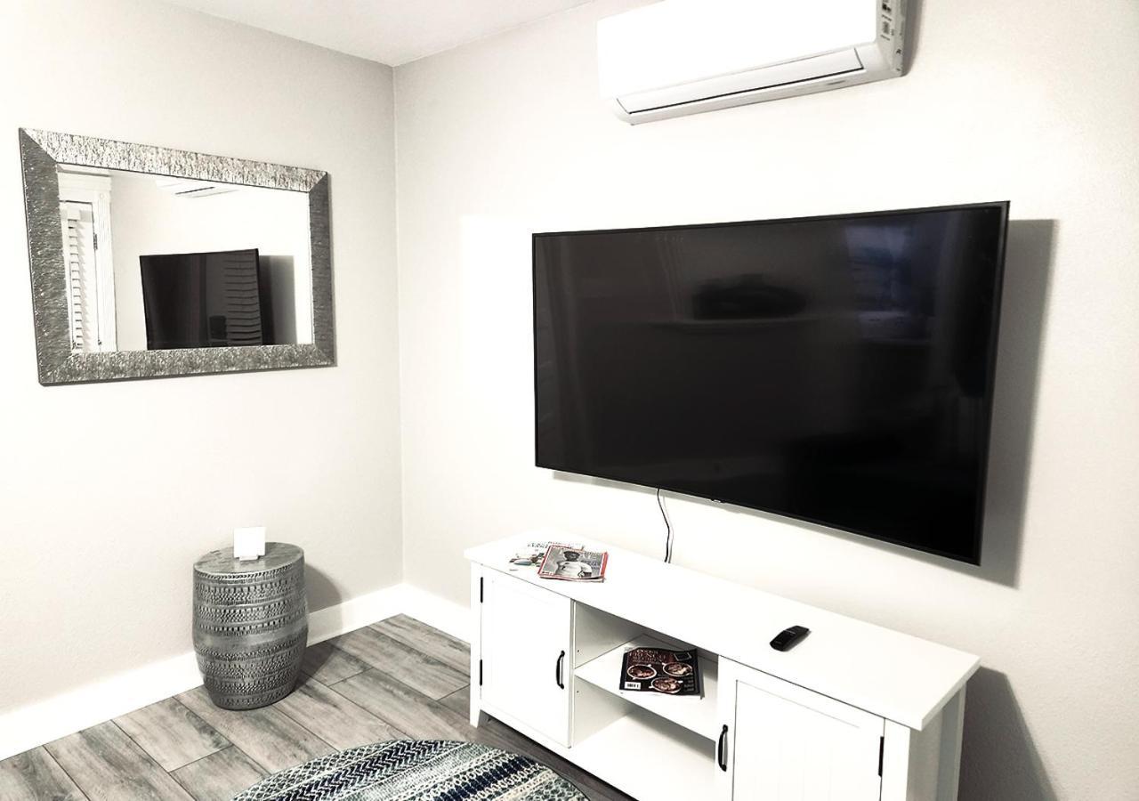 Beautiful Guesthouse, Sleeps 4 - Kitchen, Private Laundry, Ac, Parking, 65' Tv, Close To Stores, Restaurants & Beach Long Beach Exterior foto